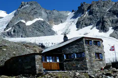 Paisaje de montaña: Dom Hut