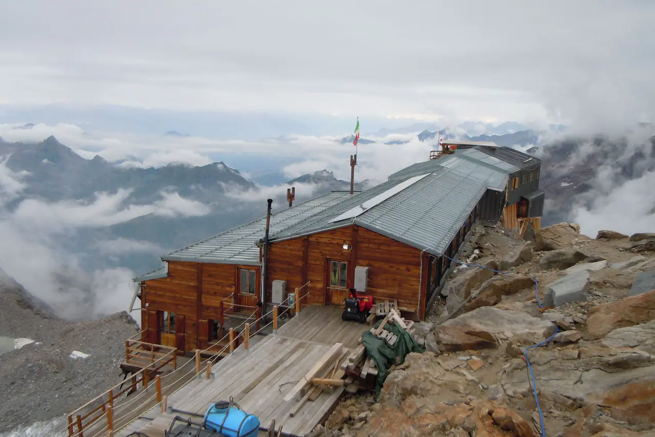 Gnifetti Hut,山屋