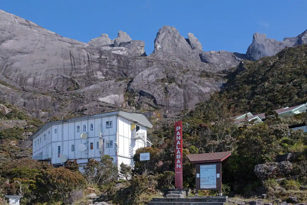 Laban Rata, strehë malore