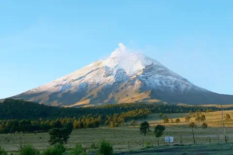 Mountain landscape: Popocatépetl