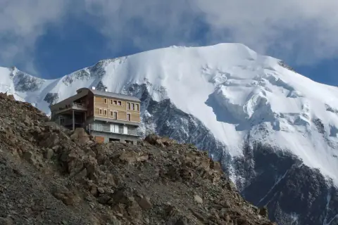 Paisaje de montaña: Tête Rousse Hut