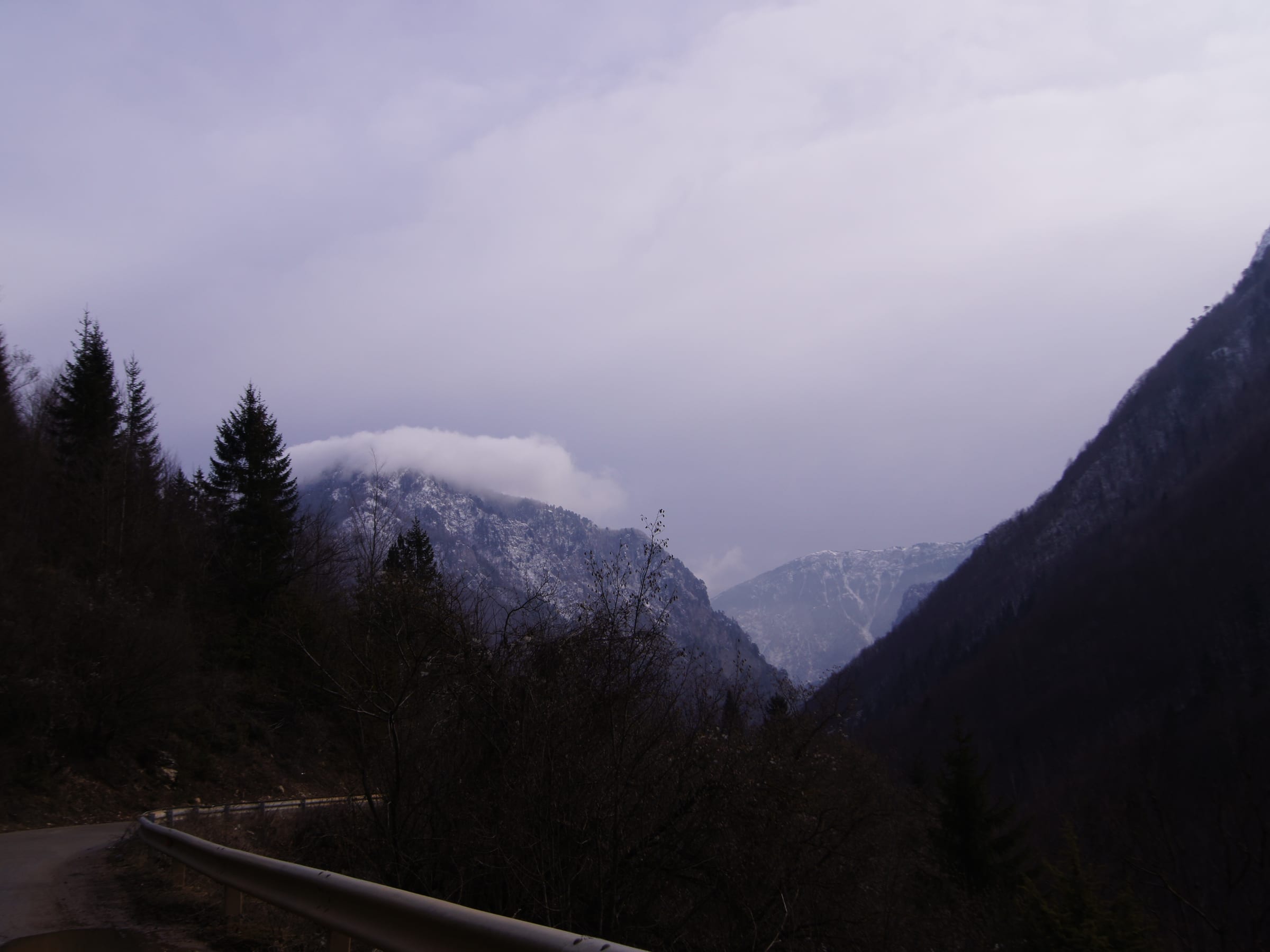 通往 Bogë 途中，低云悬在 Rugova 峡谷的公路上方