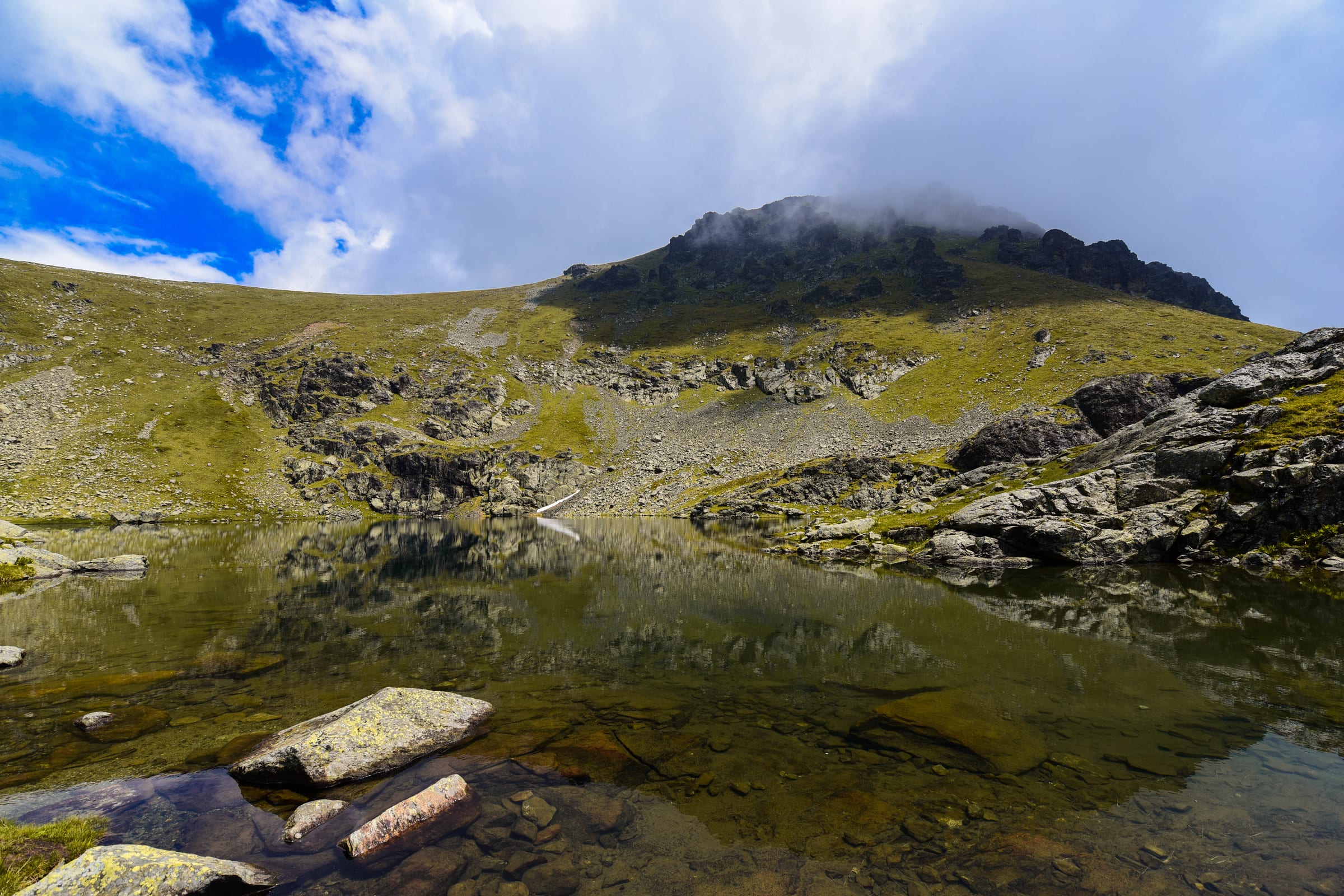 Le sommet du Gjeravica, 2 656 m, point culminant du Kosovo, dominant son lac glaciaire