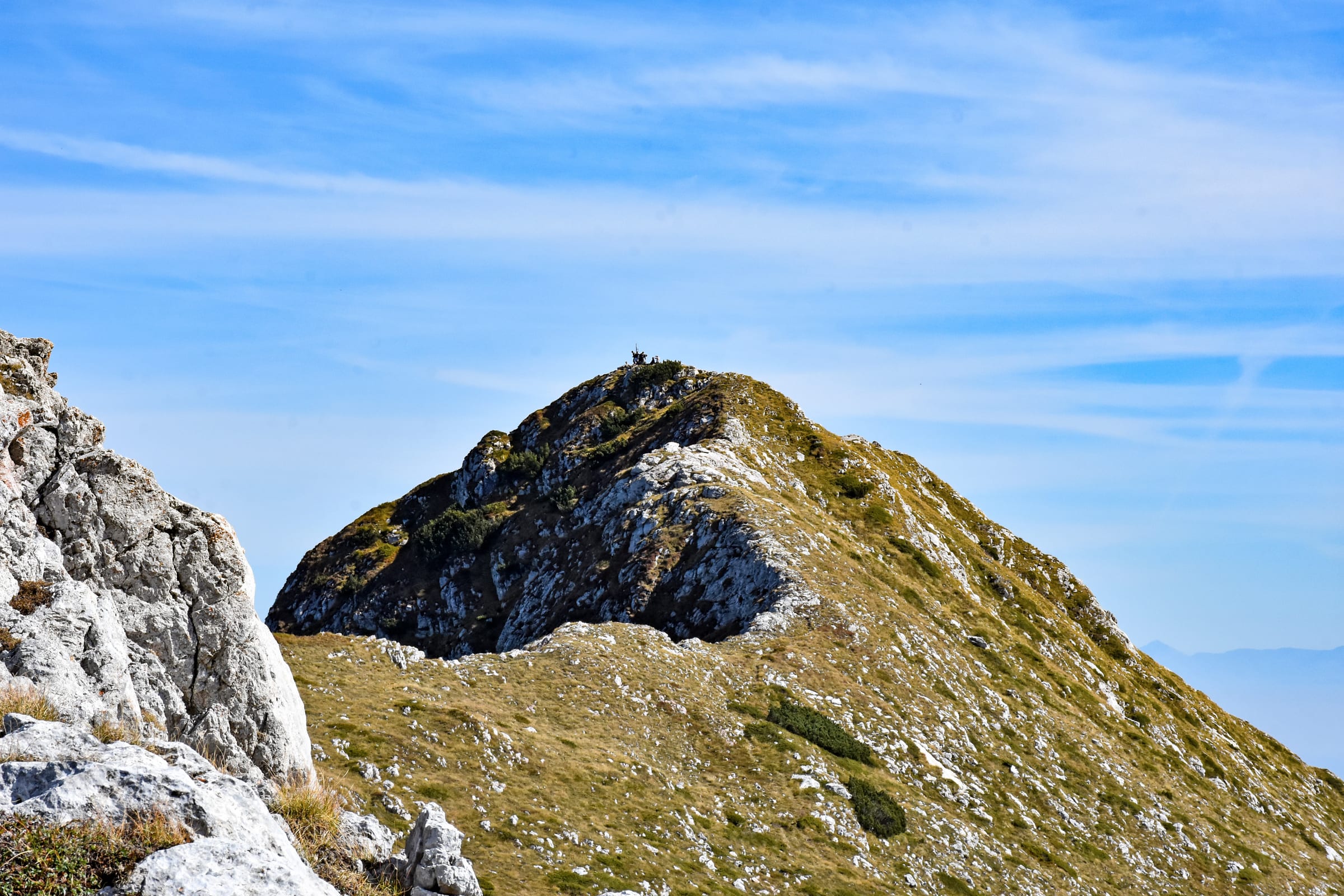 La crête rocheuse du sommet de la Hajla sous un ciel d'automne limpide, sur la frontière au-dessus de Rugova
