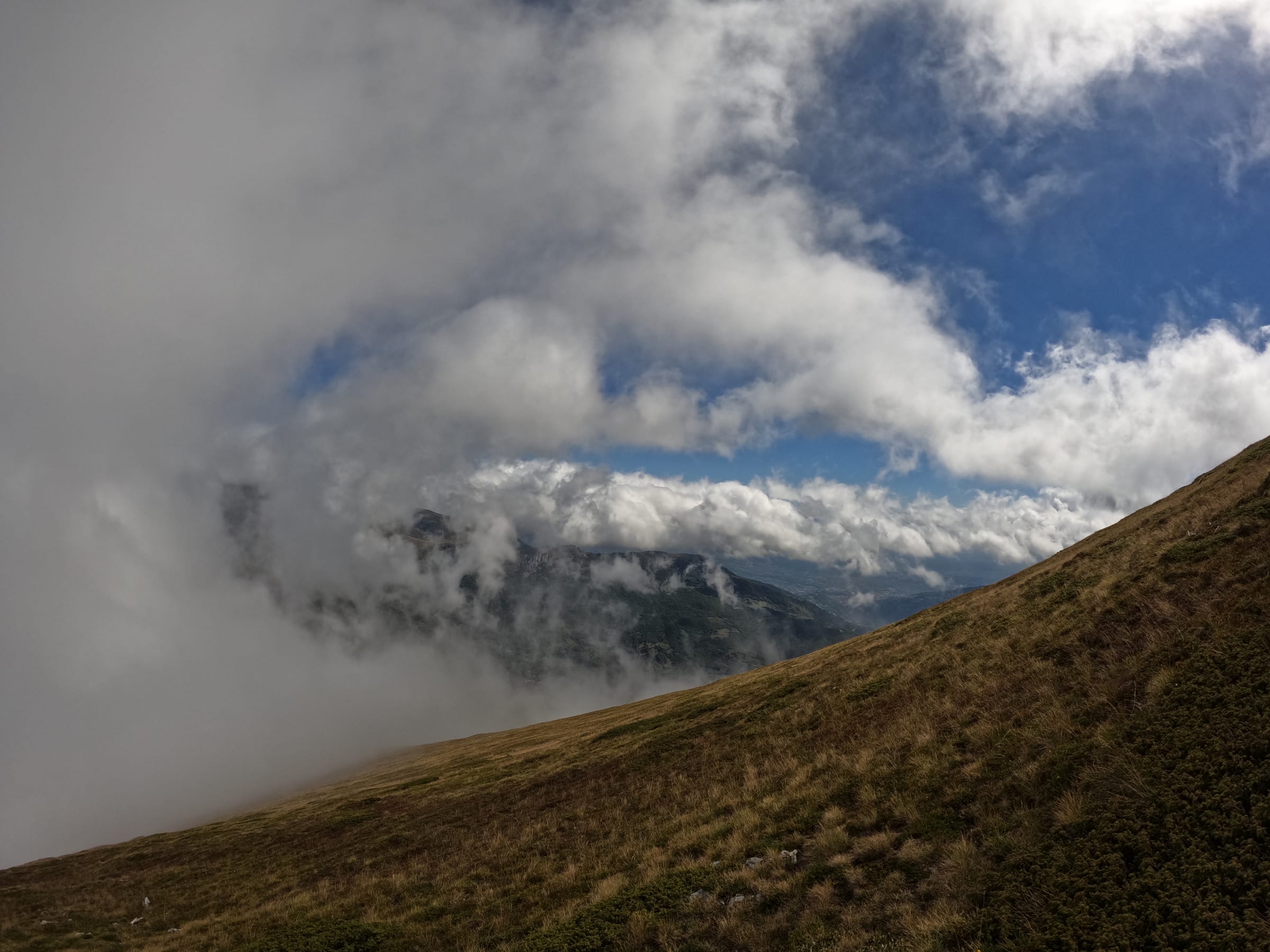 Nubes abriéndose sobre la cresta de Kobilica para mostrar los valles de las montañas Sharr muy abajo