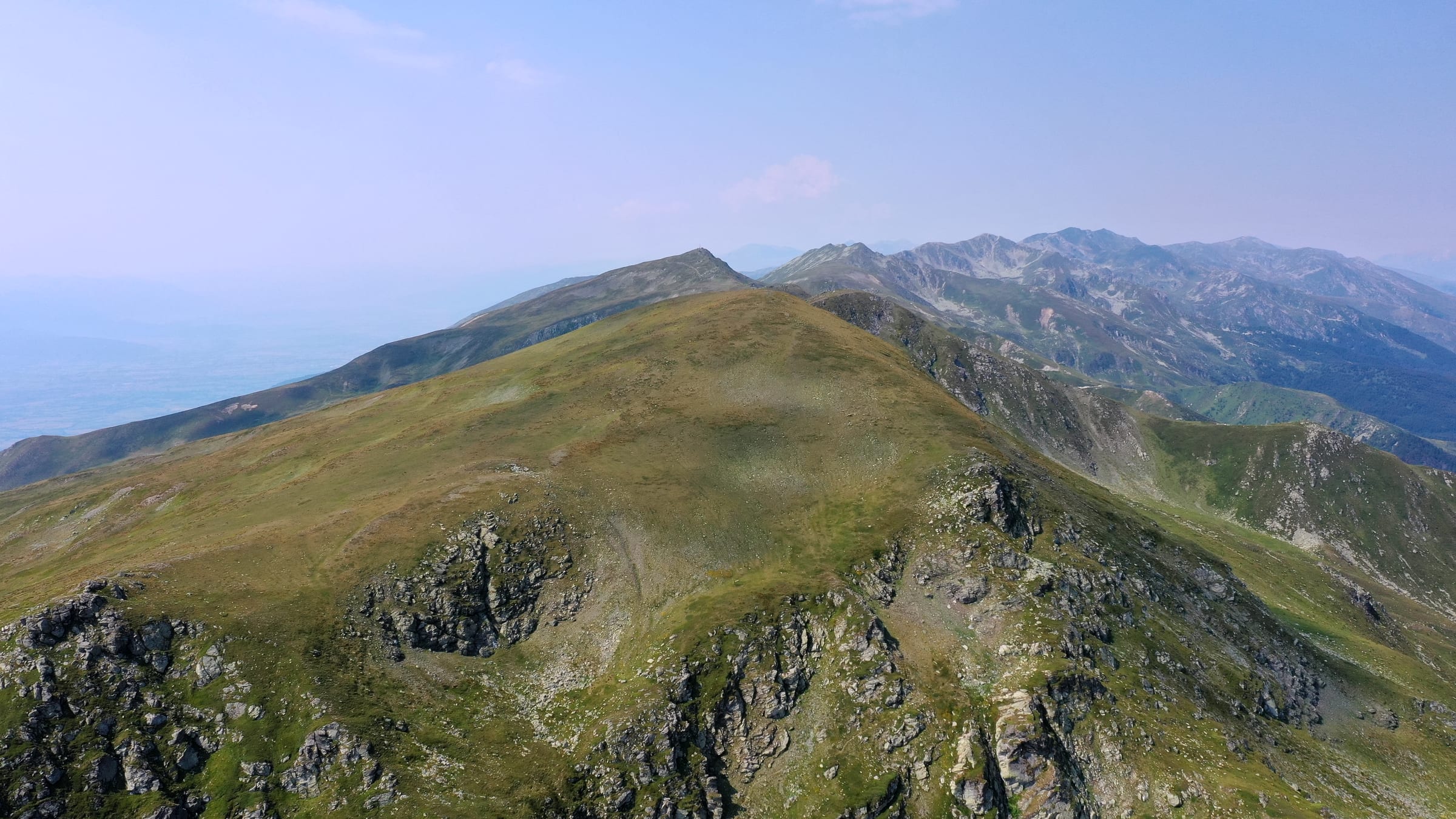 Les crêtes nues de l'été au-dessus de Brezovica vues du ciel par un matin de brume, dans les monts Sharr